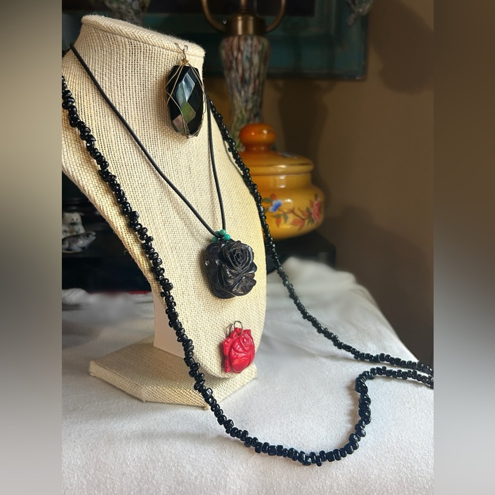 BEAUTIFUL real hand carved red coral rose, Black Onxz, Blue Sandstone pe…
